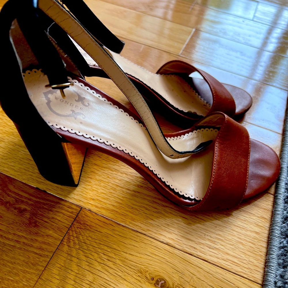 C Wonder tan and black sandal